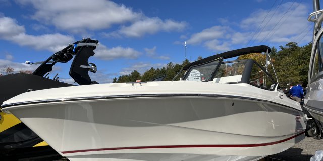 2025 Boston Whaler 210 VANTAGE / 21VNT