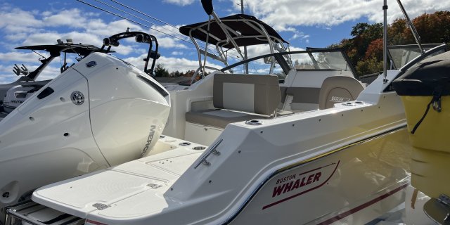 2025 Boston Whaler 210 VANTAGE / 21VNT