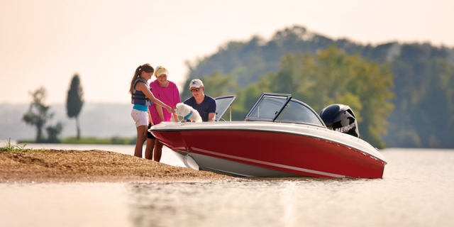 Bayliner BR160 pulling up to shore in Muskoka Ontario near Toronto