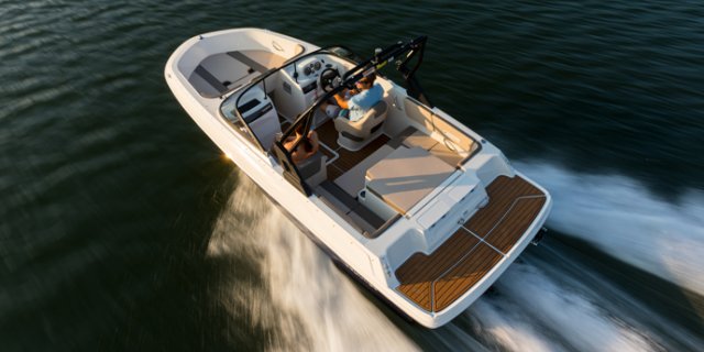 Bayliner BR4 cruising through the water in Muskoka near Toronto Ontario