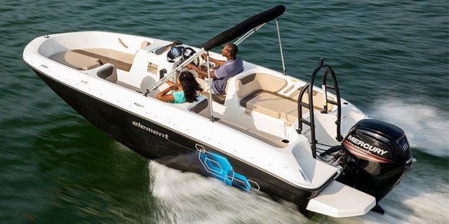 A couple in their Bayliner Element E18 in Muskoka near Toronto Ontario