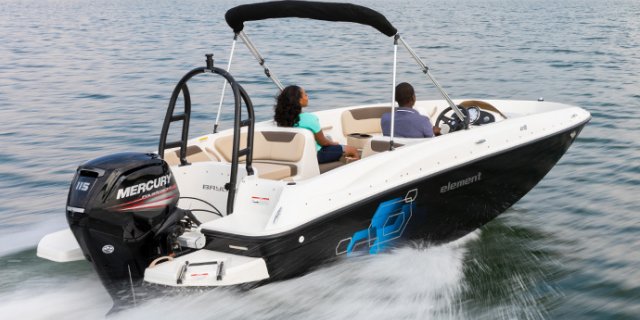 Bayliner Element E18 in Muskoka near Toronto Ontario cruising through the water