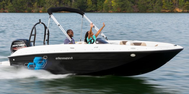 A couple enjoying their Bayliner Element E18 in Muskoka near Toronto Ontario