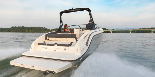 bayliner dx2250 drives along beautiful water in Ontario