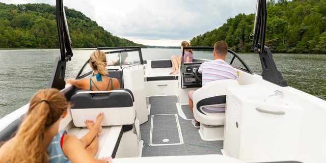 bayliner dx2250 holds a happy family at Gordon Bay