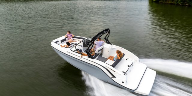 bayliner dx2250 cruises along Muskoka water at Gordon Bay