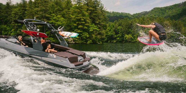 boat surfing