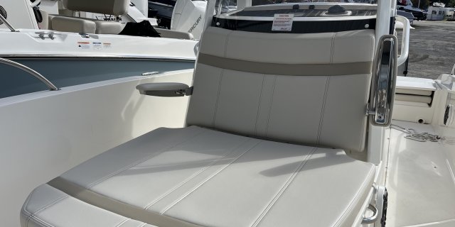 2025 Boston Whaler 220DAUNTLESS/22DNT