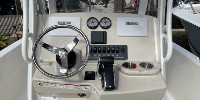 2025 Boston Whaler 220DAUNTLESS/22DNT