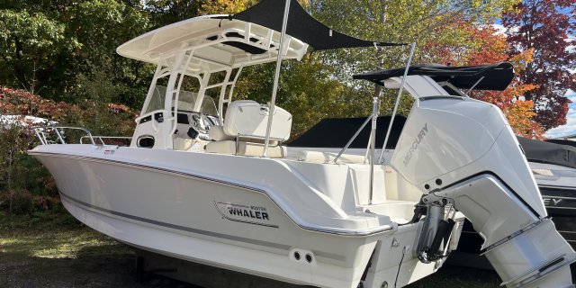 2025 Boston Whaler 230 OUTRAGE / 23OUT