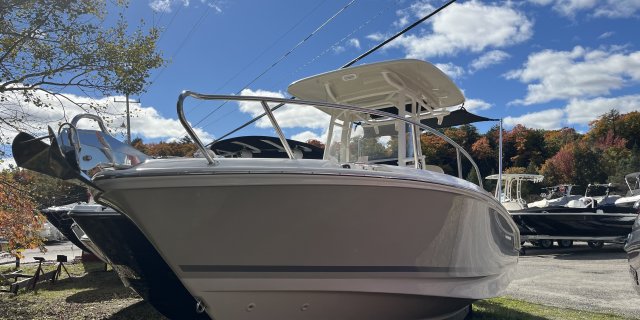 2025 Boston Whaler 230 OUTRAGE / 23OUT