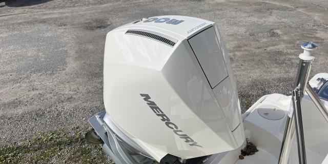 2025 Boston Whaler 230 OUTRAGE / 23OUT