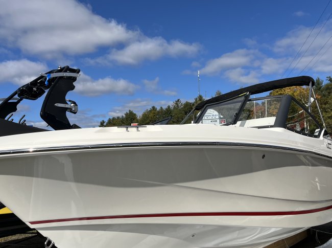 2025 Boston Whaler 210 VANTAGE / 21VNT